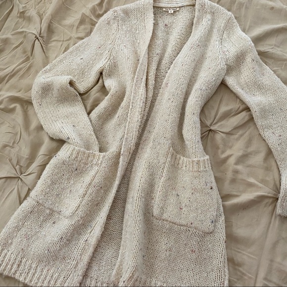 Two Comfy Sweaters 🍂🍁❄️ - Picture 4 of 11